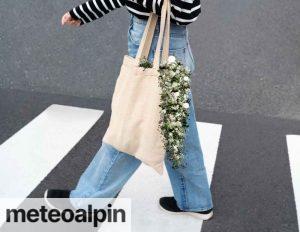 Mujer con bolsa de tela