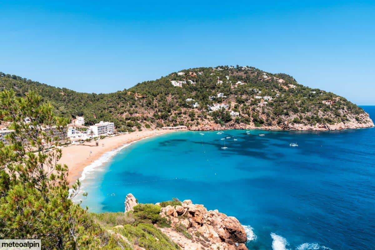 Descubre Ibiza con estilo: rutas exclusivas para nuestros clientes