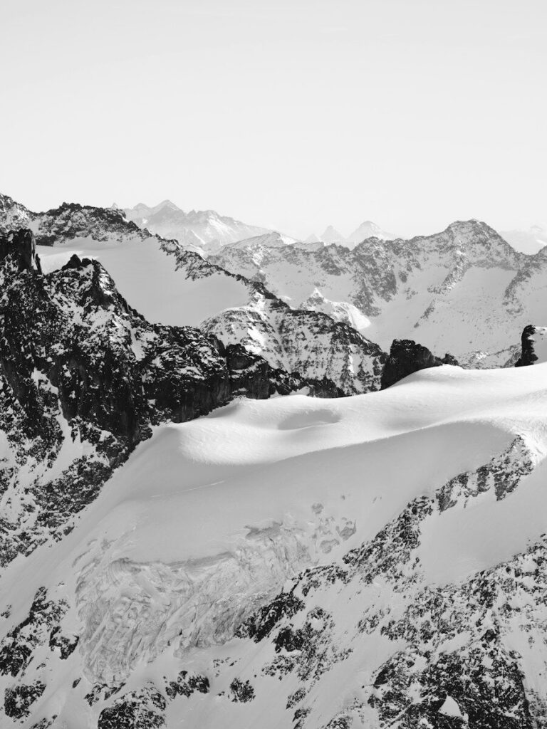 Clima de montaña: nieve y glaciar bajo un cielo despejado en los Alpes
