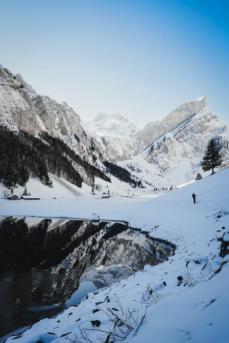 Tiempo en los Alpes: paisaje nevado con lago de montaña