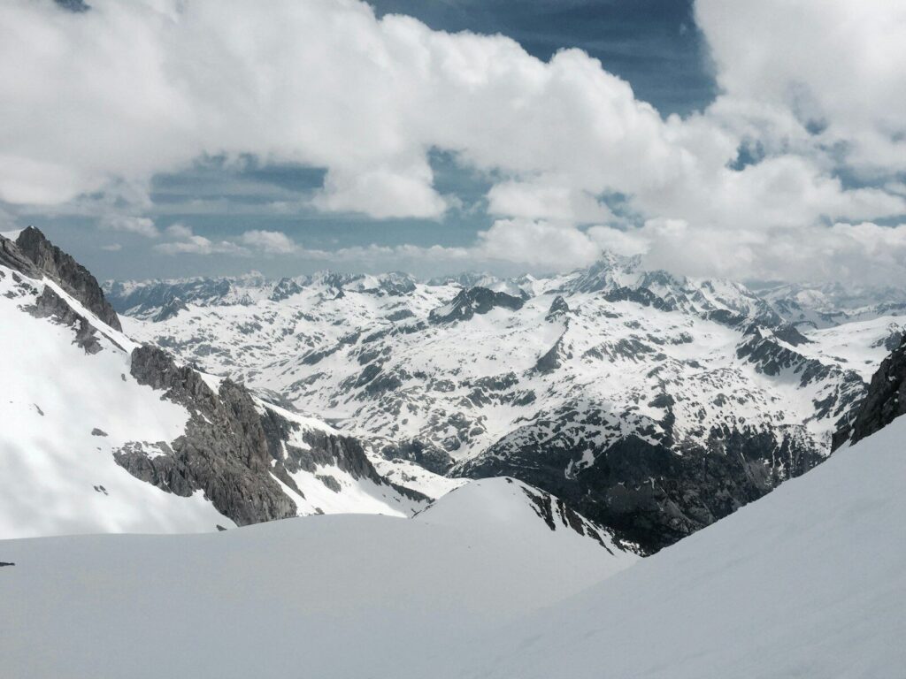 Tiempo en los Alpes: nubes sobre las cumbres alpinas